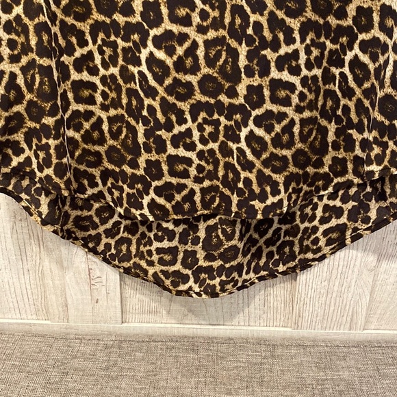 Chelsea & Theodore Animal Print High-Low Blouse, Size Medium - Picture 2 of 3